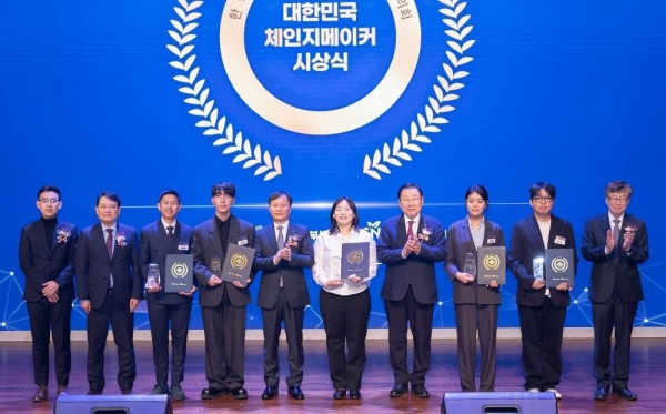 한국서부발전은 11일 충남 태안 본사에서 제6회 체인지메이커 시상식을 개최했다. 사진은 이정복 서부발전 사장(왼쪽 다섯 번째)과 김성이 한국사회복지협의회장(오른쪽 네 번째), 신동호 보건복지부 사회서비스자원과장(왼쪽 첫 번째), 이재열 서울대학교 사회학과 교수(오른쪽 첫 번째), 박상원 늘픔가치 대표(오른쪽 다섯 번째), 김자유 누구나데이터 대표(왼쪽 네 번째), 김영록 락앤런 대표(왼쪽 세 번째), 김현진 하티웍스 대표(오른쪽 세 번째), 박찬우 플래닛 주민센터 대표(오른쪽 두 번째)가 기념촬영하는 모습