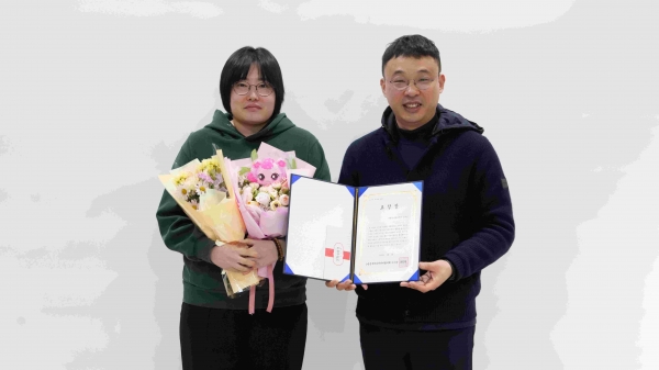 수원문화재단(대표이사 오영균) 수원시미디어센터는 지난 6일 전국미디어센터협의회가 주최한 2024 지역미디어센터 우수사례 공모전에서 최우수상을 수상했다.