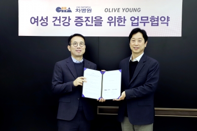 이상혁 차병원 의료원 기획조정실장(왼쪽)과 이진희 CJ올리브영 플랫폼사업총괄이 기념 촬영을 하고 있다.
