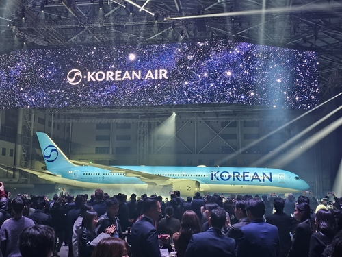 지난 11일 오후 서울 강서구 대한항공 본사 격납고에서 열린 '라이징 나이트' 행사에서 대한항공의 새 CI를 처음 적용한 보잉 787-10(HL8515) 신형기가 공개됐다.