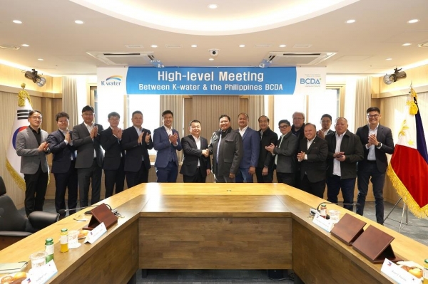 3월 12일 윤석대 한국수자원공사 사장(사진 왼쪽 일곱 번째)이 대전 본사에서 필리핀 기지전환개발청 이사진(사진 왼쪽 여덟 번째 힐라리오 B. 파레데스(Hilario B. Paredes) 이사회 의장, 사진 왼쪽 여섯 번째 조슈아 M.빙캉(Joshua M.Bincang) 청장) 등 관계자들을 만나고 기념사진을 촬영하고 있다.