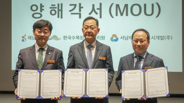 3월 13일 해남126호텔에서 개최한 '2025 해남정원도시 포럼'에서 한국수목원정원관리원 심상택 이사장(왼쪽)과 명현관 해남군수(가운데), 서남해안기업도시 김대한 대표이사가 업무협약 체결 후 기념사진을 촬영하고 있다.