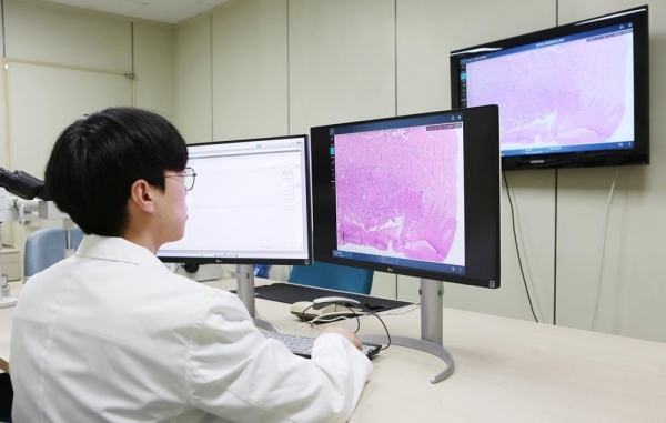 한림대학교의료원(의료원장 김용선)이 국내 최초로 산하 4개 병원을 아우르는 '의료원 통합 디지털 병리 시스템(Digital Pathology)'을 구축하고 3월 4일부터 본격 운영에 들어갔다.