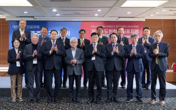 (앞 왼쪽에서 세 번째) 윤희성 학교법인일송학원 이사장, 오른쪽에서 네 번째 한림대학교 최양희 총장, 오른쪽에서 첫 번째 송호근 한림대학교 도헌학술원장