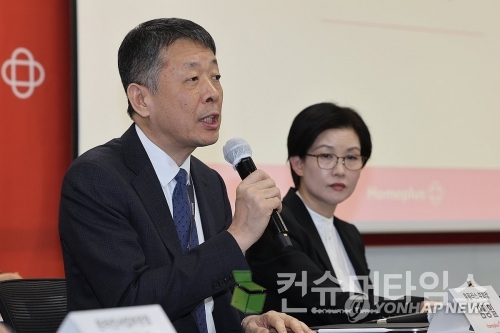 김광일 홈플러스 대표이자 MBK파트너스 부회장(왼쪽)이 14일 서울 강서구 홈플러스 본사에서 열린 기업 회생절차(법정관리) 관련 기자간담회에서 취재진의 질문에 답하고 있다. 오른쪽은 조주연 홈플러스 사장.