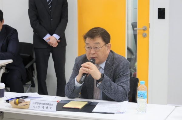 14일 박성효 소상공인시장진흥공단 이사장은 경기도시장상권진흥원 남부총괄센터에서 소상공인 지원 간담회를 개최했다. (인사말을 하고 있는 박성효 이사장)