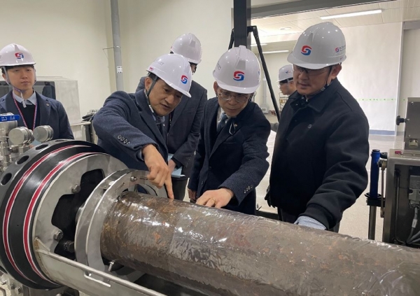 (오른쪽에서 두번째) 한국가스안전공사 이수부 부사장은 14일 해빙기를 맞아 비정상용기 처리시스템의 종합안전 점검을 주관했다.