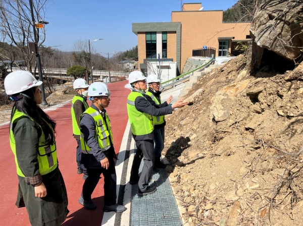 14일 황성태(우측 두 번째) 한국산림복지진흥원 부원장은 신규 조성된 국립진안고원산림치유원 및 국립고창치유의숲을 찾아 직원들과 함께 해빙기 대비 안전점검을 실시했다. 집중점검 사항으로는 △시설물 균열 및 변형 발생 유무 △지반 침하 및 세굴 발생 여부 △ 배수공 막힘 등 배수기능 저하로 인한 사고 위험 등으로 인명피해가 발생하지 않도록 철저한 안전관리를 실시했다. (사진제공=한국산림복지진흥원)