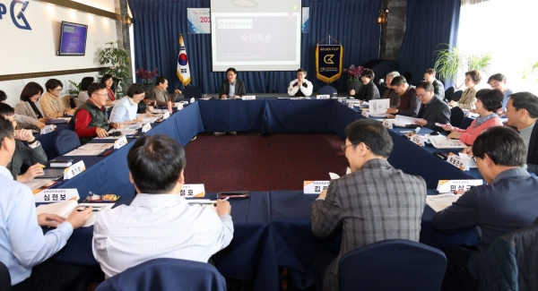 인천시교육청(교육감 도성훈)은 13일 본청, 교육지원청, 직속 기관 주요 간부들이 참석한 가운데'인천교육현안 숙의 토론'을 개최해 교육 현안을 심층 논의했다.
