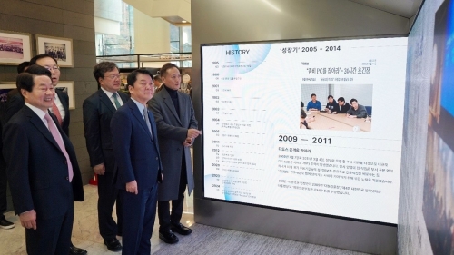 안랩 히스토리관 둘러보는 안철수 창업자.[사진=안랩]