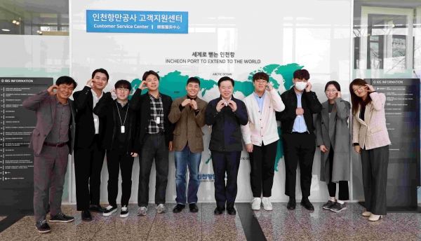 인천항만공사 이경규 사장과 주니어보드 직원들이 기념촬영을 하고 있다.
