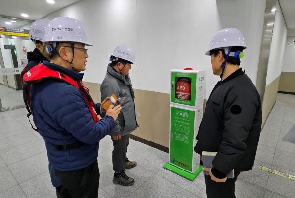 인천항만공사가 민간전문가와 합동으로 국제여객터미널 및 부두시설을 점검하고 있다.