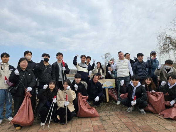 인천환경공단 임직원들이 남동유수지 저어새 서식지 주변 정화 활동을 하고 있다.