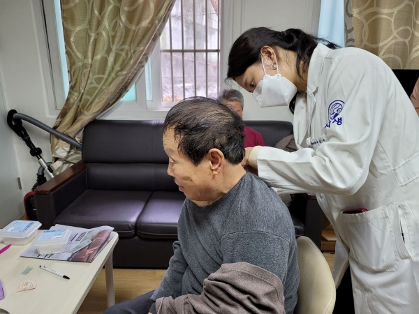 자생한방병원 의료진이 논현경로당을 방문해 한방의료봉사를 실시하고 있다.