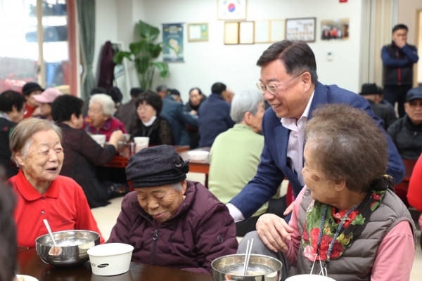 신상진 성남시장과 어르신들이 대화를 나누고 있다.