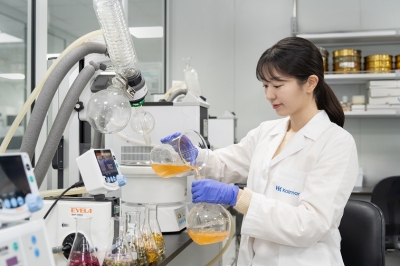 한국콜마 연구원이 소재를 활용한 연구 개발을 하고 있다.