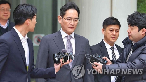 이재용 삼성전자 회장(가운데)이 5일 오후 서울 서초구 서울중앙지방법원에서 열린 삼성그룹 경영권 승계 관련 부당합병·회계부정 혐의 1심 선고 공판에서 무죄 판결을 받은 뒤 청사를 나서고 있다.