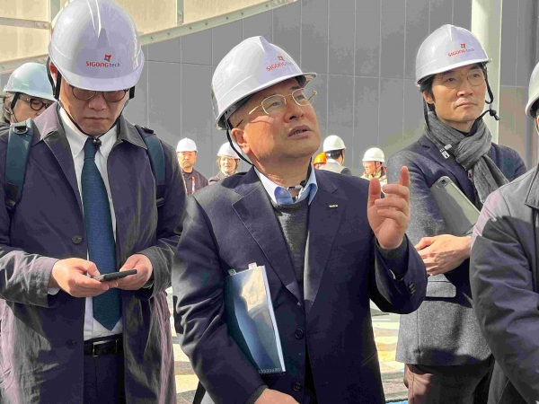 강경성 KOTRA 사장(왼쪽 두 번째)이 오는 4월 개막하는 오사카엑스포를 앞두고 한국관 현장을 방문하여 개관 준비 상황을 점검하고 있다.