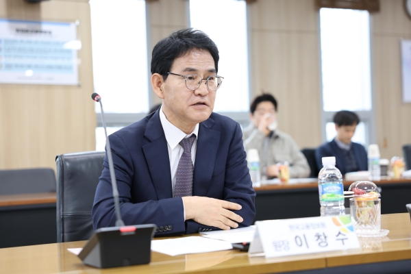 3월18일 한국고용정보원 대회의실에서 충북혁신도시 기관장 협의회에 참석한 주관기관장인 한국고용정보원 이창수 원장이 모두 발언중이다.