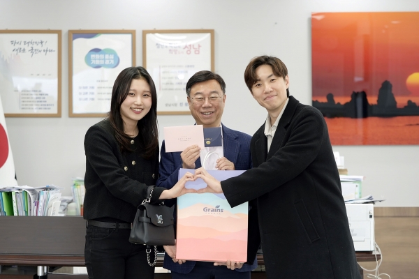 성남시가 진행한 '솔로몬의 선택' 행사로 만나 결혼(4호)하기로 한 예비 신부 한 씨(왼)와 예비 신랑 박 씨(오른)가 신상진 성남시장(가운데)에게 청첩장을 주고서 기념사진을 찍고 있다.