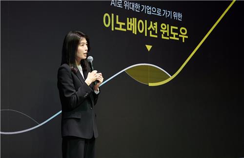정신아 카카오 대표가 18일 창립 15주년을 맞아 용인시 카카오 AI 캠퍼스에서 열린 경영 워크숍 '원 카카오 서밋'에서 기조연설을 하고 있다.[사진=카카오]