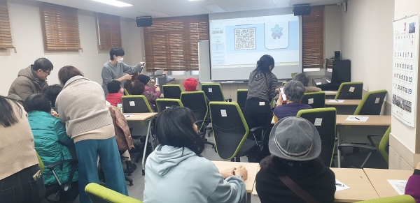 탄소중립 교육을 위해 성남시 수정노인종합복지관 어르신들에게 기후행동 기회소득 앱(APP) 설치 교육 중이다.