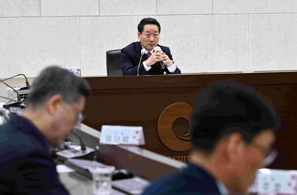 유정복 인천광역시장이 19일 시청 영상회의실에서 열린 '인천광역시 고용심의회'에서 인사말을 하고 있다.