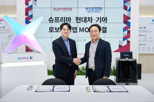 현대차∙기아 로보틱스랩장 현동진 상무(오른쪽)와 슈프리마 김한철 대표(왼쪽)가 업무협약식 후 기념촬영을 하는 모습