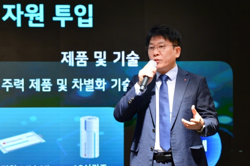 김동명 LG에너지솔루션 사장이 서울 여의도 LG트윈타워에서 열린 '제5기 정기주주총회'에서 발표를 하고 있다
