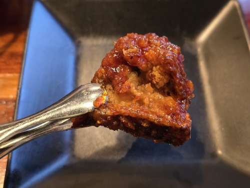 몇몇 치킨 조각에는 양념이 고루 묻지 않은 부분이 있었다. [사진 = 안솔지 기자]