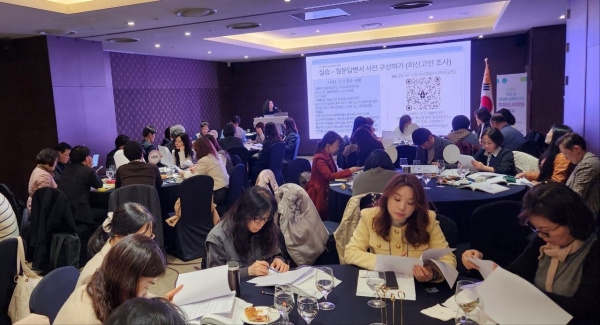 경기도교육청(교육감 임태희)이 20일 교직원 성희롱‧성폭력 사안 피해조사위원의 현장 맞춤형 지원을 위한 역량 강화 연수를 처음 개최했다.