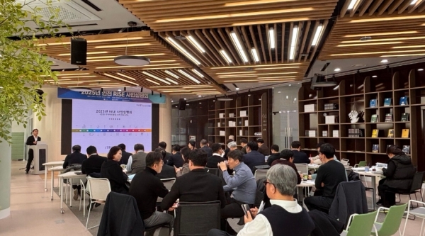 인천시(시장 유정복)와 인천테크노파크(원장 이주호)는 3월 20일 송도 미추홀타워에서 관내 대학, 유관기관 라이즈(RISE) 관계자를 대상으로 '2025년 인천시 아이(i)-라이즈(RISE) 사업설명회'를 개최했다.