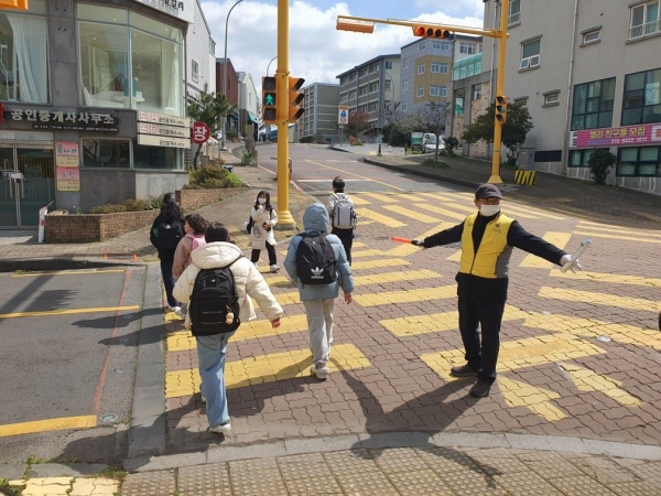 공무원연금공단(이사장 김동극) 제주지부와 제주상록보행안전지킴이 봉사단 20명은 새 학기를 맞아 지역사회 어린이를 위한 교통안전 봉사활동을 펼쳐나간다고 밝혔다.