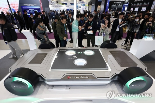 지난 5일 서울 강남구 코엑스에서 열린 '인터배터리 2025'의 LG에너지솔루션 부스에 46시리즈 배터리가 적용된 전기차 하부 모형이 전시돼 있다.