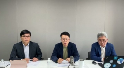 진양곤 HLB그룹 회장(가운데)이 21일 온라인 기자간담회에서 간암 신약의 미국 식품의약국(FDA)의 판매승인 허가 불발과 관련된 내용을 설명하고 있다.[사진=간담회 영상 캡처]