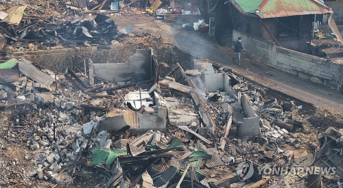경북 의성군 대형 산불 발생 이틀째인 23일 의성군 안평면의 한 주택이 산불로 전소돼 폐허가 된 모습을 보이고 있다.