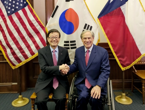 19일(현지시간) 미국 텍사스에서 윤진식 한국무역협회(KITA) 회장과 그레그 애벗(Greg Abbott) 텍사스 주지사가 면담을 마치고 기념사진을 촬영하고 있다.[사진=한국무역협회]