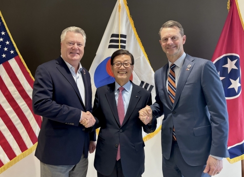 미국 테네시에서 윤진식 한국무역협회(KITA) 회장(가운데), 스튜어트 맥호터 테네시 경제공동체개발부 장관(오른쪽), 앨런 보든 테네시 경제공동체개발부 차관(왼쪽)이 면담을 마치고 기념사진을 촬영하고 있다.[사진=한국무역협회]