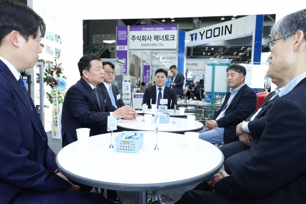 윤석대 한국수자원공사 사장(왼쪽 가운데)이 2025년 3월 21일, 일산 킨텍스에서 개최된 '2025 워터코리아'에서 대전상공회의소 및 물·기후테크 기업, 투자기관 관계자와 함께 우리 기업의 해외시장 진출을 위한 다양한 협력방안을 논의하며 글로벌 선두 도약에 대한 각계각층의 의견을 나누는 간담회를 갖고 있다.