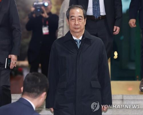2024년 12월 27일 국회의 탄핵 소추 가결로 정부서울청사 나서는 한덕수 총리