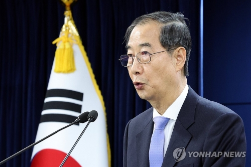 헌법재판소의 탄핵 기각으로 직무에 복귀한 한덕수 대통령 권한대행 국무총리가 24일 정부서울청사에서 대국민담화를 하고 있다.