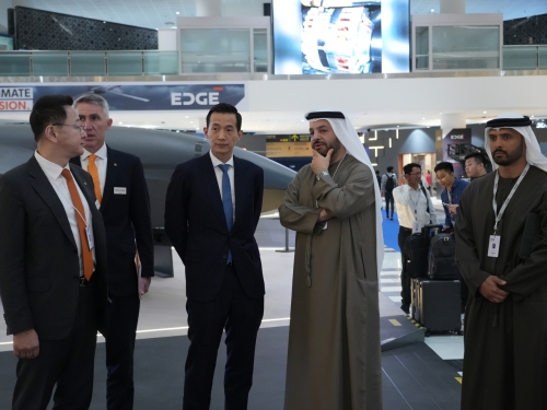김동관(왼쪽 세번째) 한화그룹 부회장이 지난 2월 17일(현지시간) 아랍에미리트(UAE)에서 열린 방위산업 전시회 IDEX 2025에서 EDGE 그룹 CEO 파이살 알 반나이(왼쪽 네번째)와 업무 미팅을 진행하고 있는 모습.