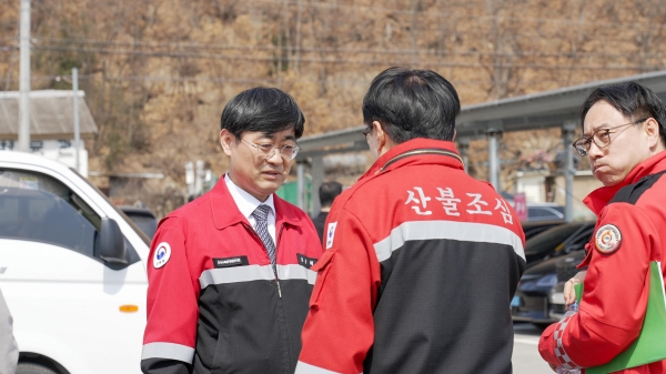 24일 심상택 한국수목원정원관리원 이사장은 경북 의성 산불 피해현장 및 산불 진화 상황실을 방문해 컵라면 1,200여개와 생수 4,000여개를 전달했다.