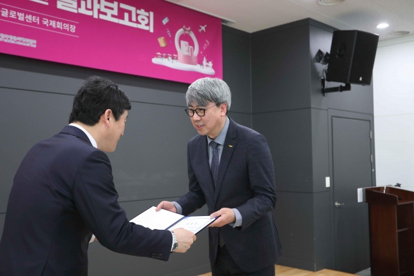 코레일유통이 '2025 코리아그랜드세일 시상식'에서 수상하고 있다.(우) 이우일 코레일유통 유통기획처장.