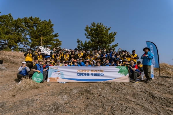 해양환경공단은 21일 큰끝등대에서 여수광양항만공사, 이마트, 유익컴퍼니, 해양환경인명구조단 여수구조대, 한영대학교 등과 함께 이달의 바다 행사를 실시했다.