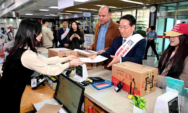 유정복 인천광역시장이 24일 남인천우체국에서 인천거주 외국인들과 제1호 아이(i) 글로벌 택배를 발송하고 있다.