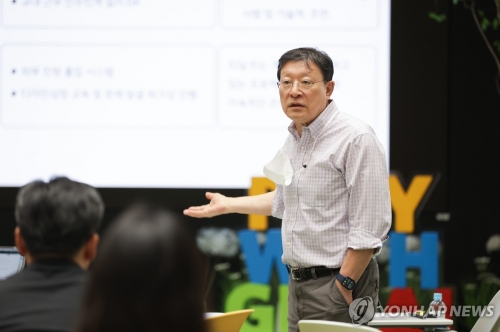 허태수 GS그룹 회장이 지난해 8월 22일 서울 강남구 GS타워에서 열린 '52g 협의체' 모임에 참석해 현장 직원들의 자발적 혁신 참여 중요성을 강조하고 있다.