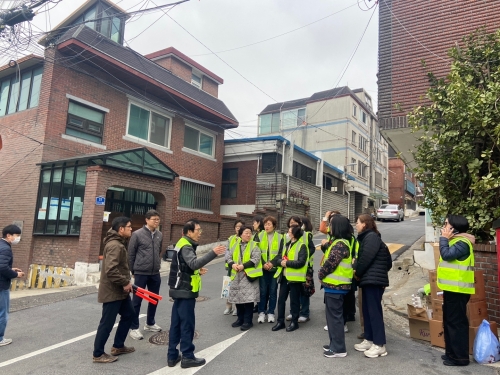 ▲ '골목지킴이' 대상 현장 교육하는 모습( [사진= 성동구 제공]