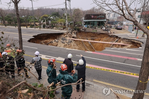 강동구 대명초등학교 인근 사거리에서 발생한 지름 20m, 깊이 18m가량의 대형 싱크홀(땅꺼짐)에 오토바이 운전자 1명이 빠져 실종됐다.