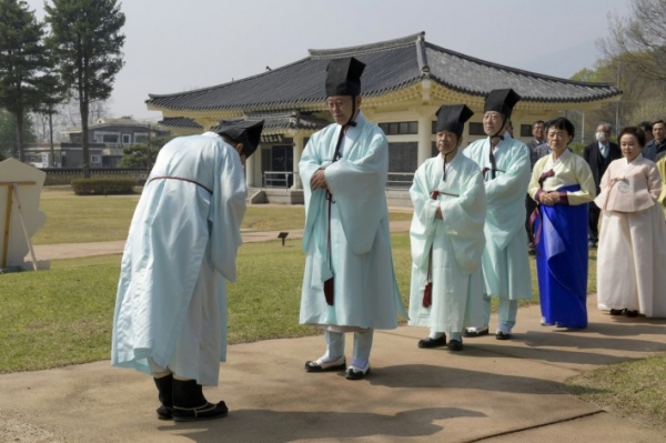 헌관들이 알자의 안내를 받아 정약용 묘소로 오르고 있다 (2023.4.7.)-(사진제공=경기문화재단 실학박물관)